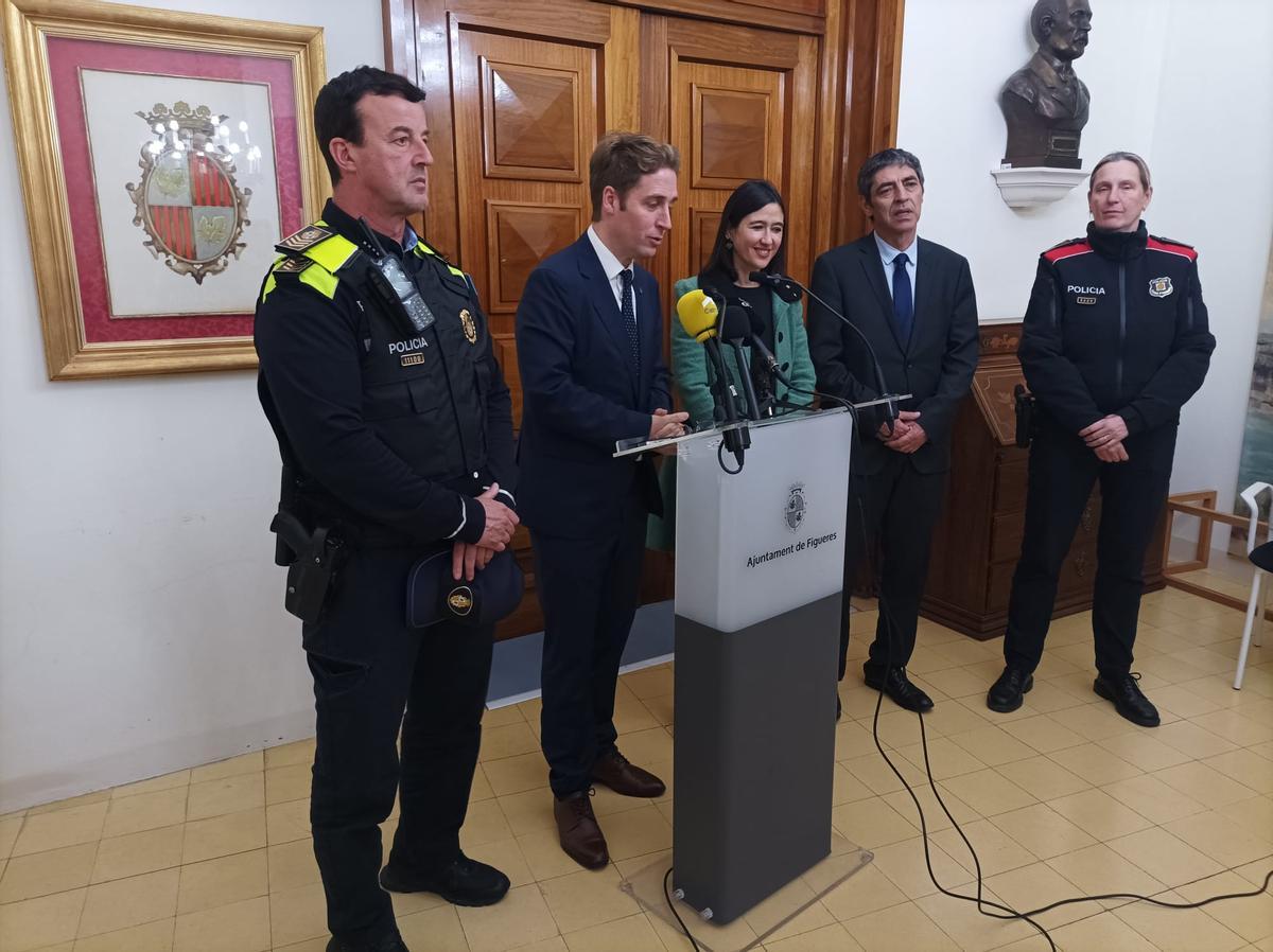 La consellera d'Interior i l'alcalde de Figueres amb els comandaments policials