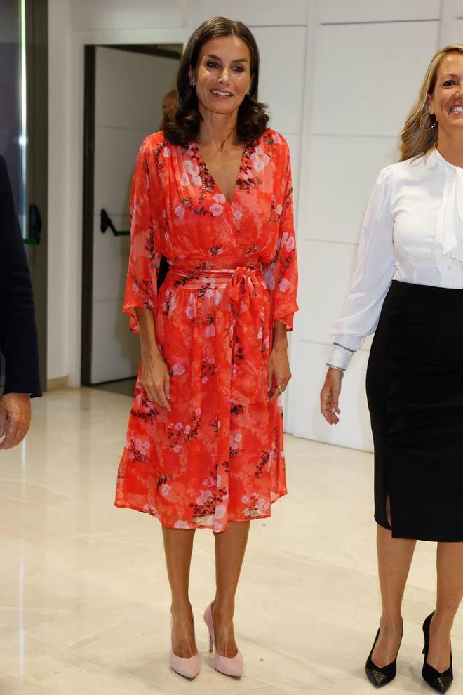 La reina Letizia con un vestido vaporoso en tono coral estampado en la Conferencia 'Tour del Cáncer' que organiza la Asociación Española contra el Cáncer