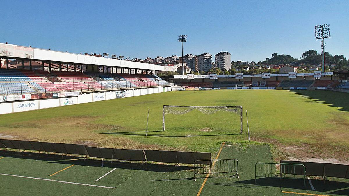 El estadio de O Couto en una imagen con el césped y las gradas con gran deterioro.