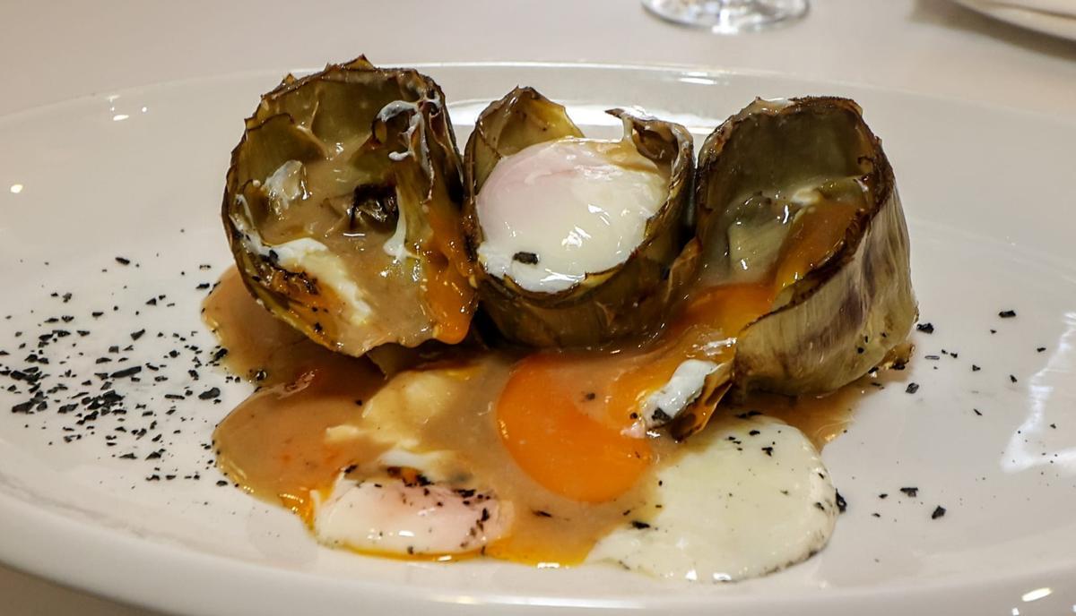 Flor de alcachofa, huevo poché y salsa de foie.