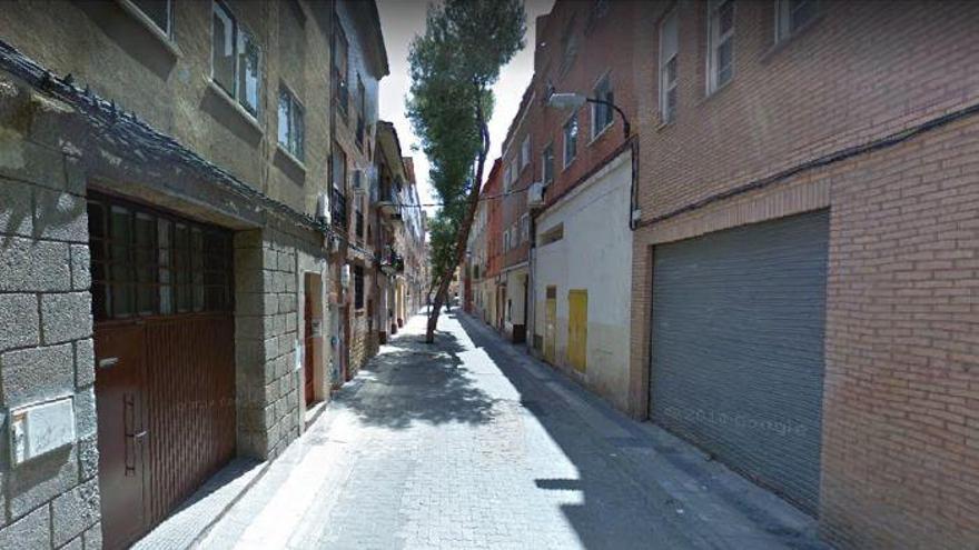 El PAR reclama retirar la basura acumulada en la calle Montañés de Zaragoza