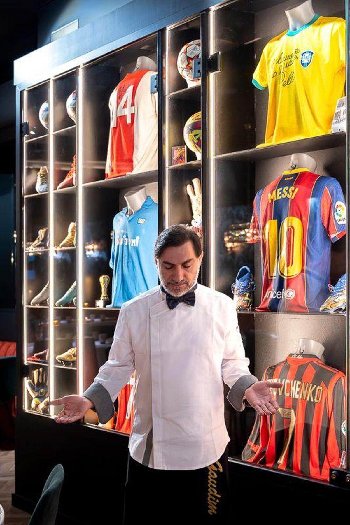 Semi posa delante de su flamante vitrina