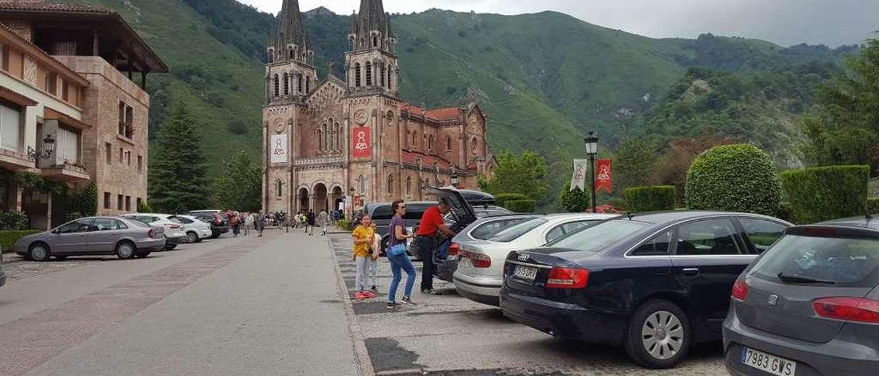 La explanada de la basílica, ayer, con las plazas de aparcamiento salpicadas de remiendos de aglomerado.