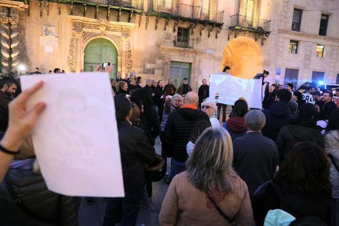 Protesta frente al Ayuntamiento de Alicante por las VPO