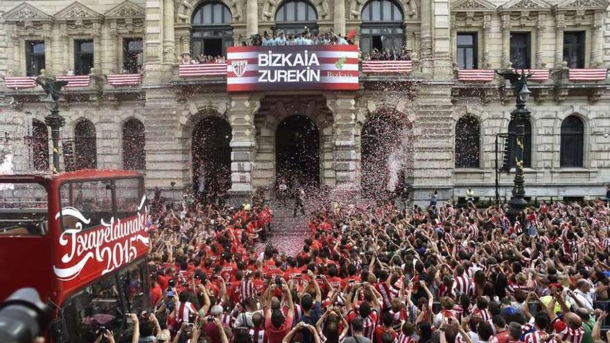 Los jugadores del Athletic celebran en el Ayuntamiento de Bilbao la Supercopa.