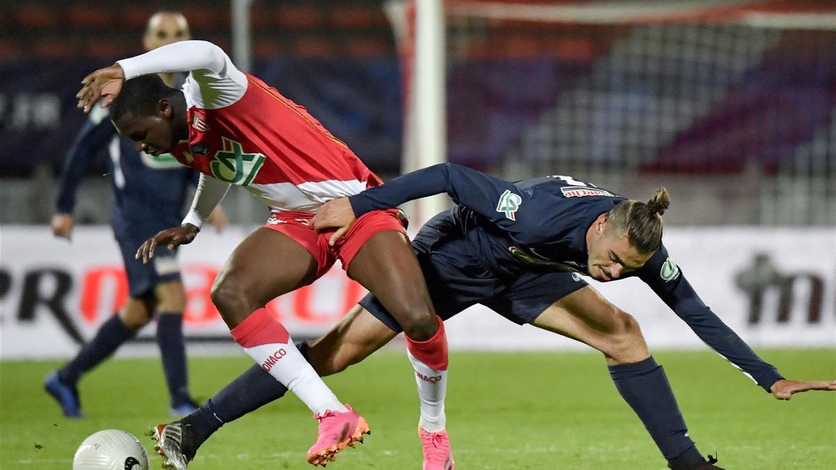 Aduma pelea con Tchouameni por un balón