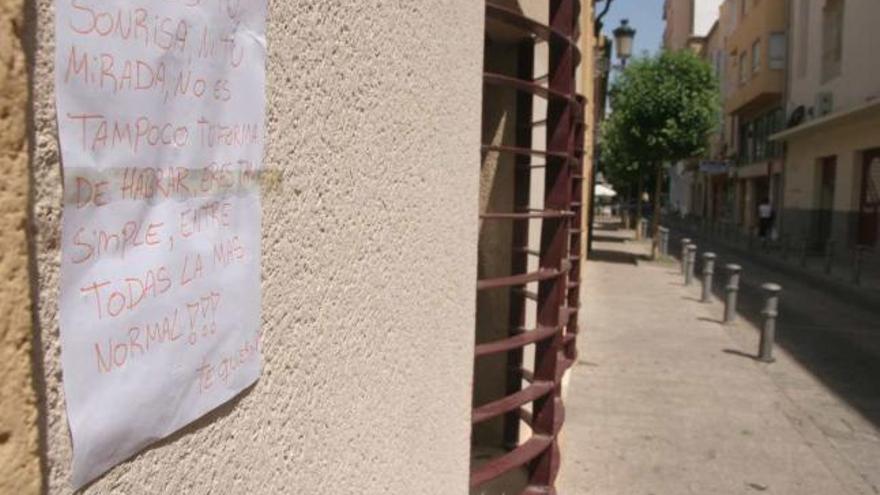 El último mensaje de amor apareció en la mañana de ayer en la pared del Teatro Castelar.