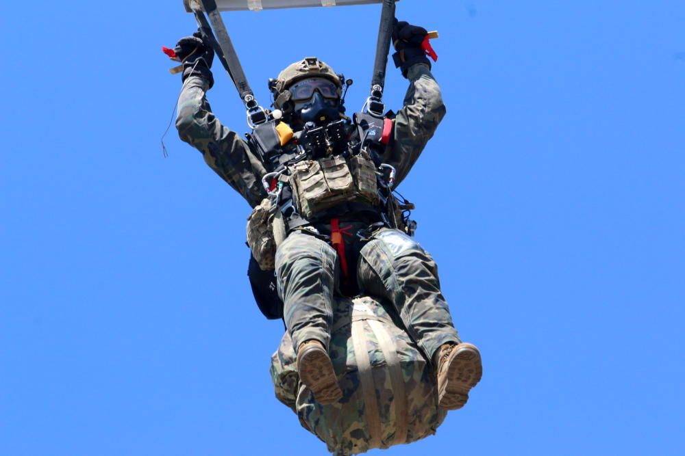 Exhibición de la brigada de paracaidistas en La Malagueta