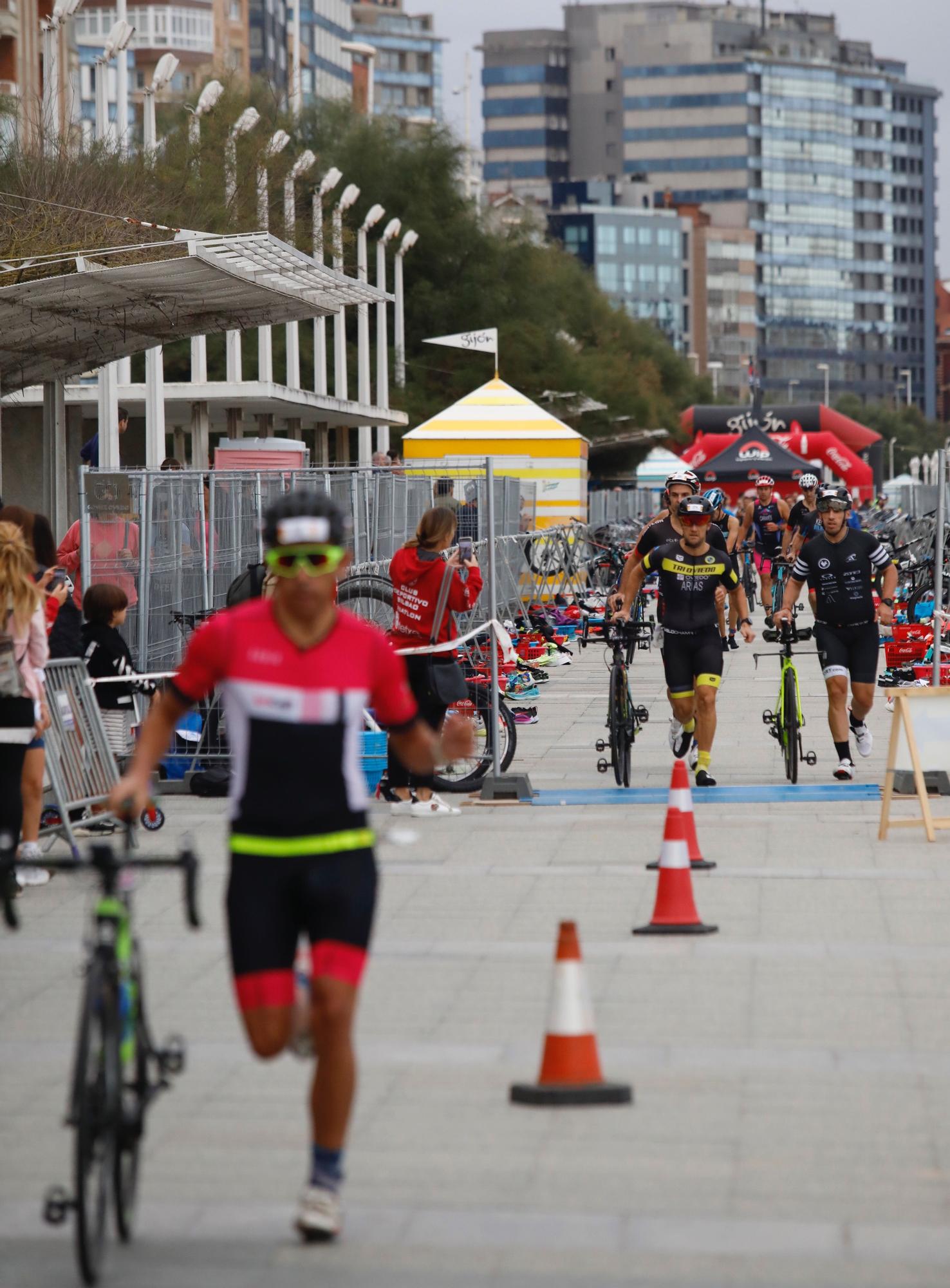 Julen Lopetegui, sobrino del exentrenador del Sevilla, y Beatriz Tenrreiro ganan el Triatlón Ciudad de Gijón-Playa de San Lorenzo