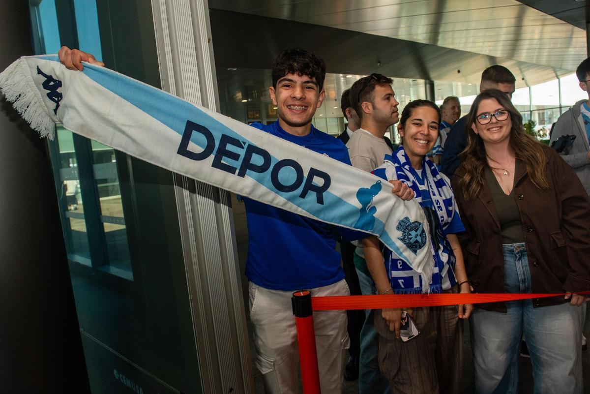 La afición acude en masa a Alvedro para recibir al Dépor tras la victoria en Cádiz