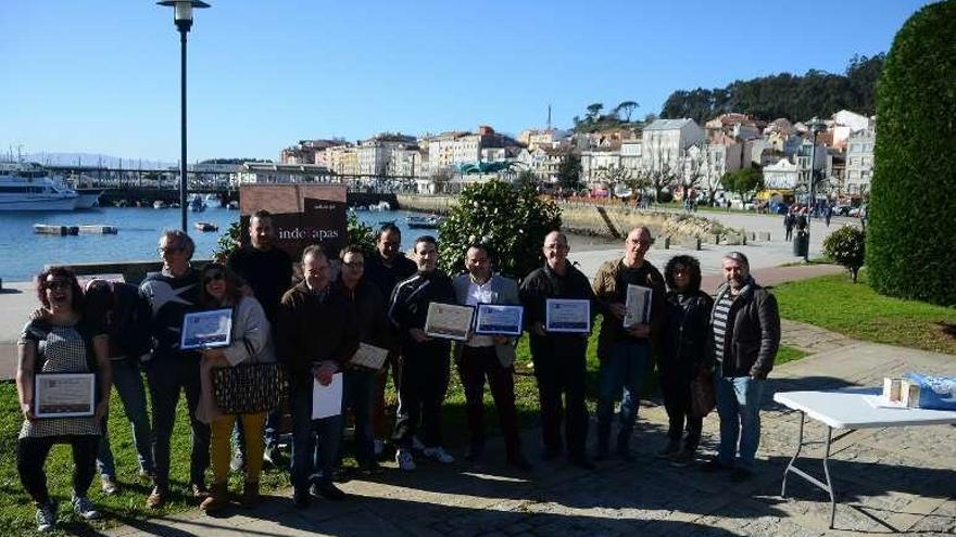 Entrega de diplomas a los participantes, ayer en Cangas. // G.N.