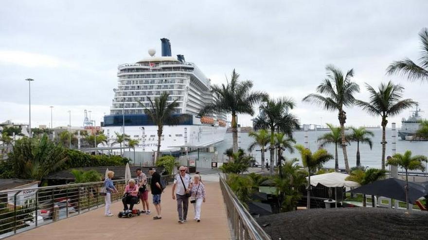 El crucero &#039;Celebrity Silhouette&#039; atraca en el Muelle Santa Catalina