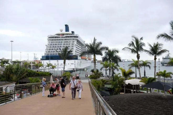 El crucero 'Celebrity Silhouette' atraca en el Muelle Santa Catalina