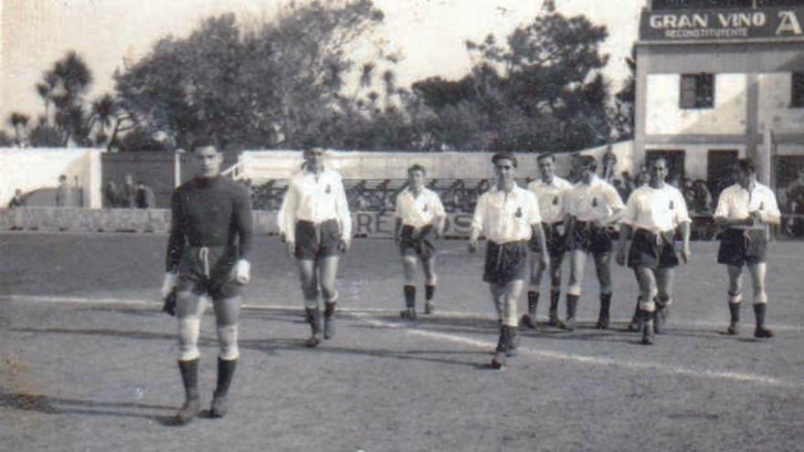 Equipo de fútbol de la Fábrica de Armas, en un partido jugado en el antiguo campo de Riazor. / la opinión