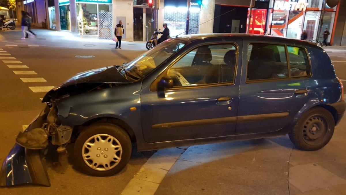 Estado en el que ha quedado el vehículo del conductor detenido tras saltarse dos semáforos en rojos.