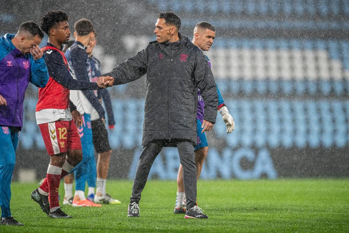 Roberto Perera felicita a Landázuri tras el empate obtenido en Vigo contra el Celta Fortuna.
