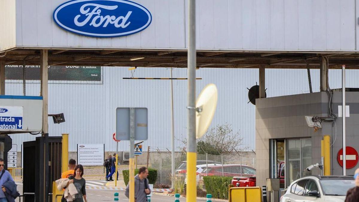 Salida de trabajadores de la factoría de Almussafes en un cambio de turno.