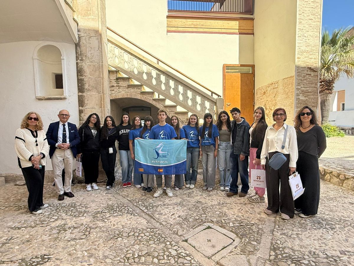 La delegación grecochipriota y representantes del IES Jaume I en la visita al Palau de la Vila de Ontinyent.