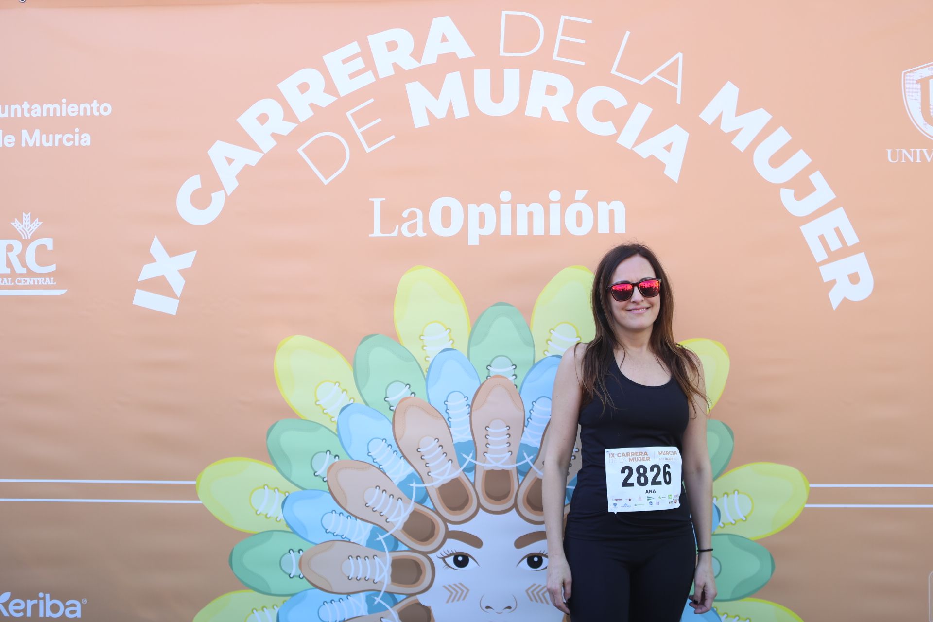 Las participantes posan en el photocall tras finalizar la Carrera de la mujer de Murcia