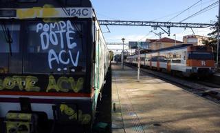 Unos grafiteros boicotean la salida de un tren de Rodalies en Cervera