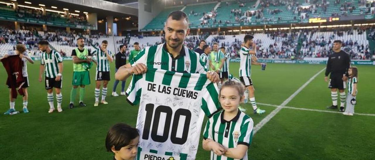 Miguel De las Cuevas, tras cumplir su centenario como blanquiverde en el curso 2021-2022, ante el Villanovense.