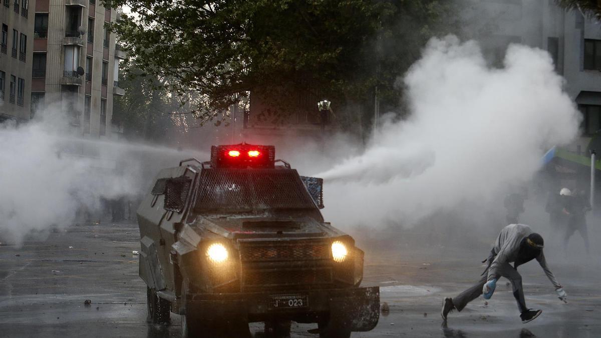 Disturbios entre manifestantes y Carabineros en Santiago de Chile.