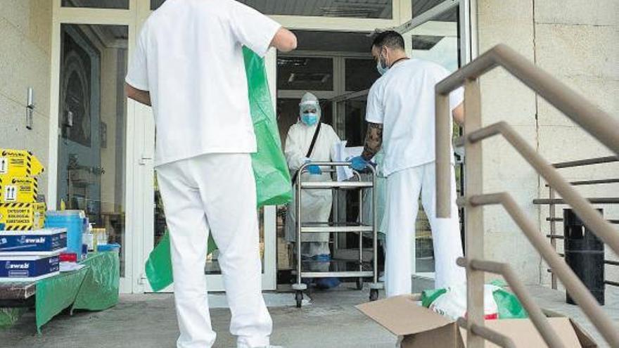 Sanitarios entrando a la Residencia Os Gozos en Pereiro de Aguiar en la jornada de ayer.