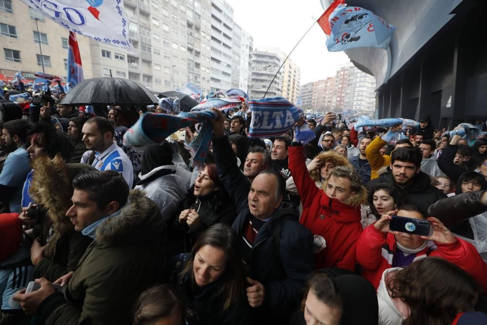 Locura en la llegada del Celta a Balaídos antes del partido contra la Real. // A. Villar