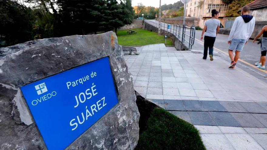 La placa de José Suárez en el parque trubieco que lleva su nombre.