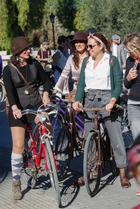 Encuentro de bicis antiguas y vestidos de época