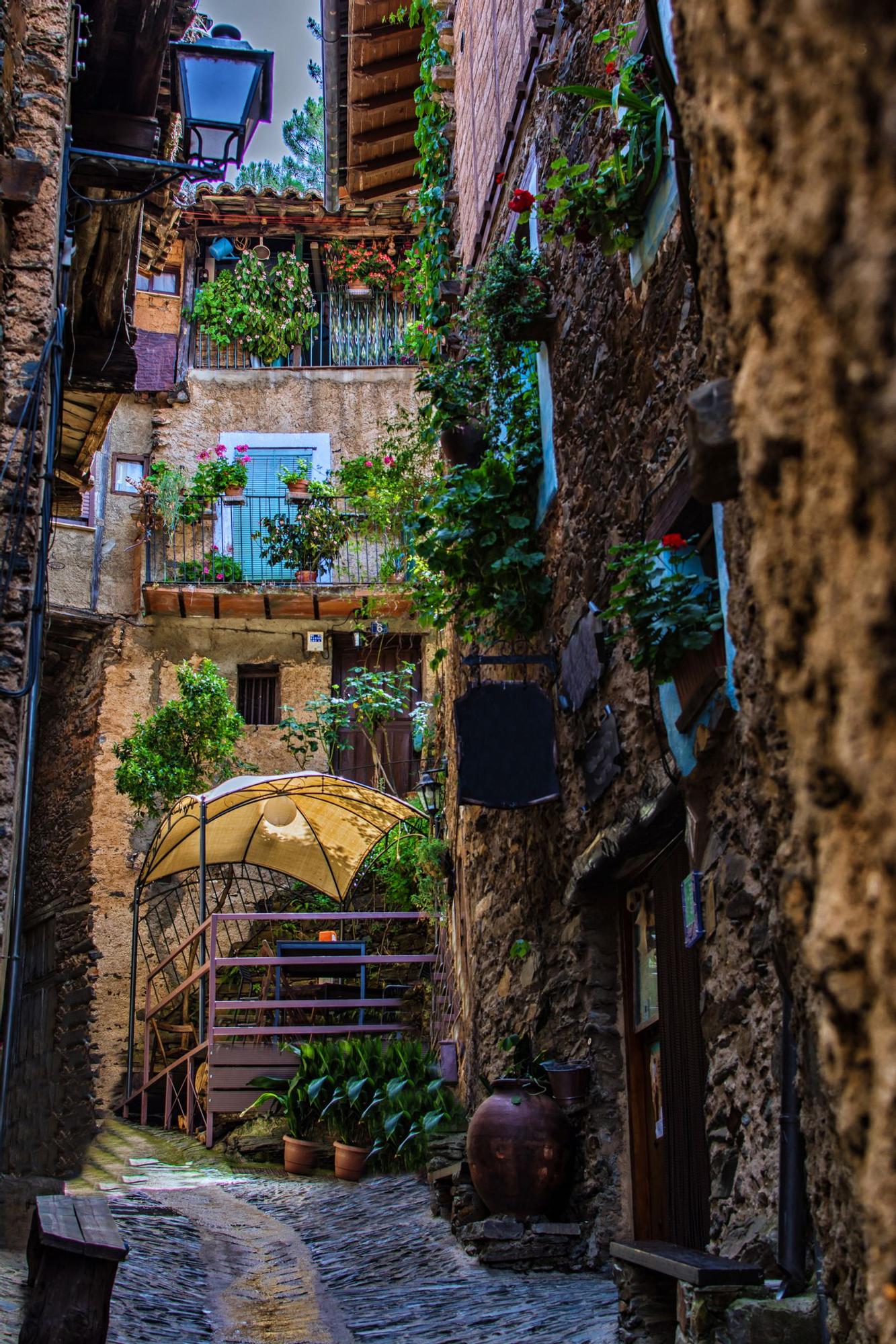 Un entramado de callejuelas y pasadizos secretos, de bodegas subterráneas y caseríos adaptados a la pendiente de la colina.