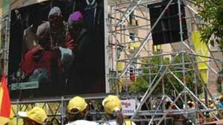 Pantalla instalada en Valencia durante la visita papal en julio de 2006