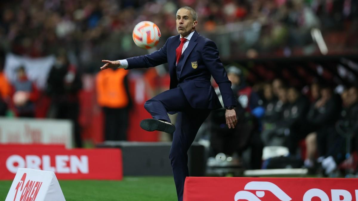 Sylvinhho controla un balón en el área técnica durante un partido entre Albania y Polonia