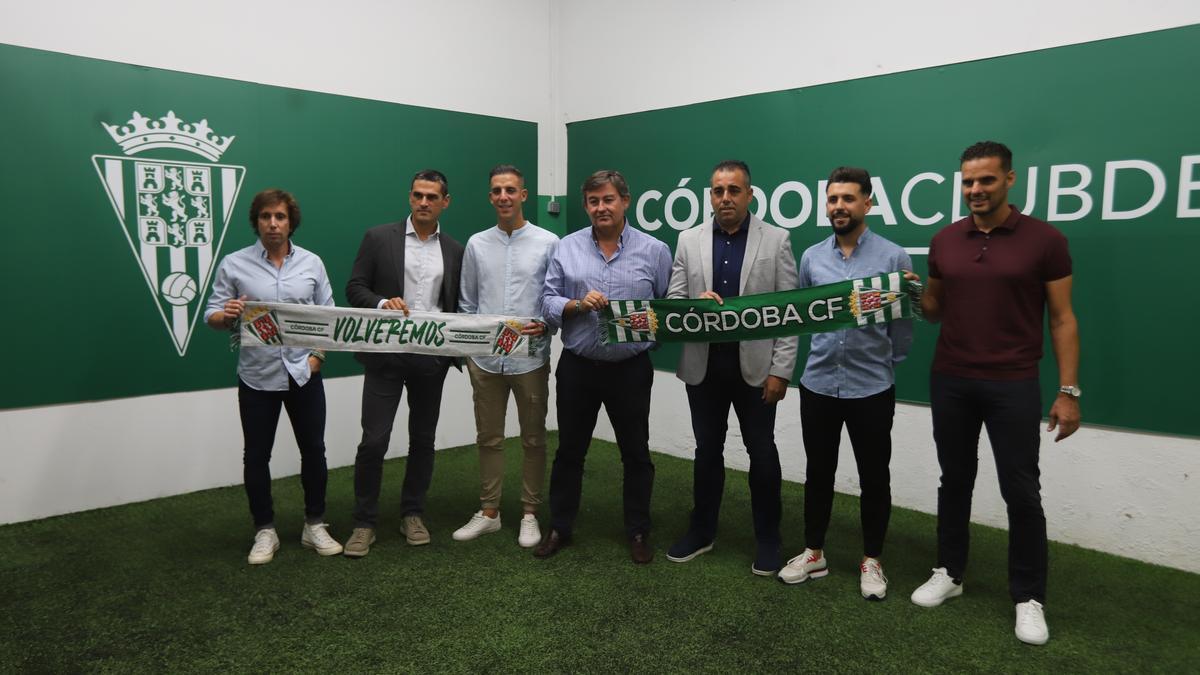 Germán Crespo y su cuerpo técnico junto a la cúpula del Córdoba CF, el pasado octubre, tras el anuncio de la renovación de su contrato.