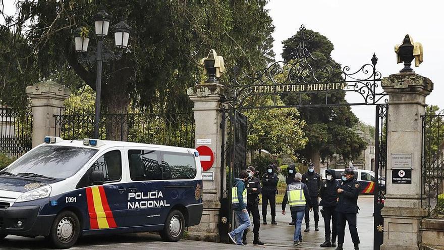 El equipo de investigación policial de Madrid accede al custodiado cementerio de Pereiró para la exhumación del cuerpo.