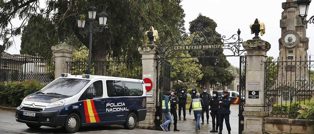 El equipo de investigación policial de Madrid accede al custodiado cementerio de Pereiró para la exhumación del cuerpo.