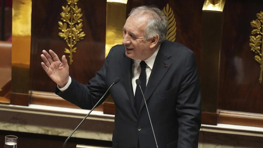 El Gobierno francés fuerza por decreto la aprobación de los presupuestos y se someterá a dos mociones de censura