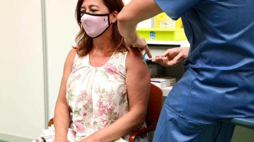 Francina Armengol recibe la primera dosis de la vacuna contra el coronavirus