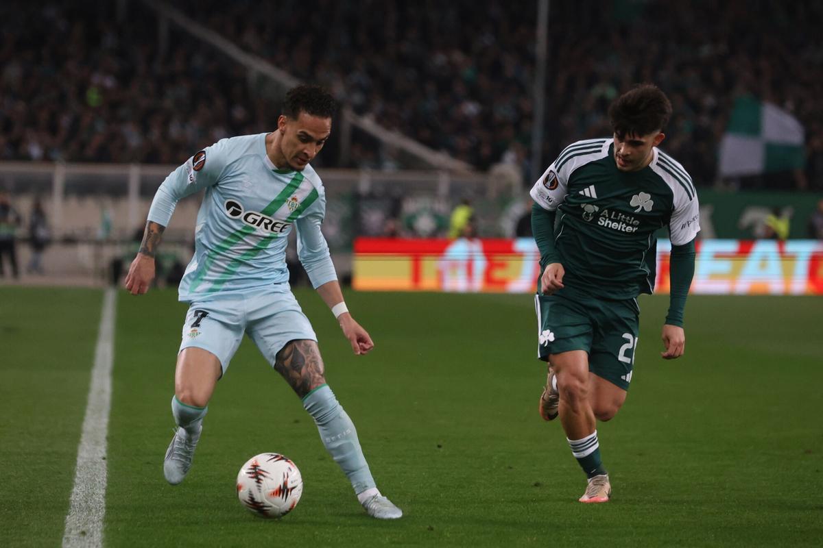 Vicente Taborda y Antony, en acción durante el partido de ida de los octavos de final de la UEFA Europa League entre el Panathinaikos y el Real Betis en Atenas, Grecia