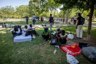 En imágenes | Desalojadas las personas sin hogar de la plaza del Centro de Historias de Zaragoza