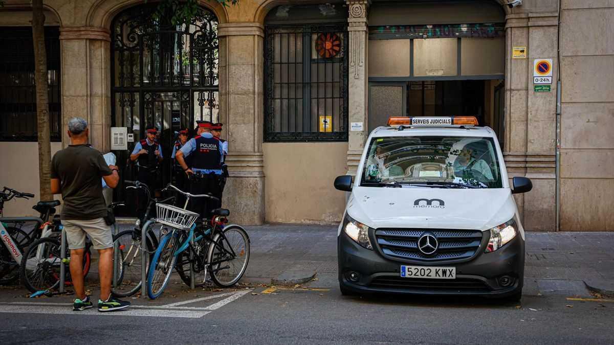 Un cotxe dels serveis funeraris retira el cos del menor mort