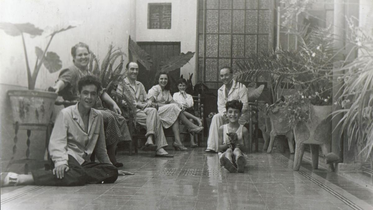 Quino con su familia cuando era pequeño, ya asentado en Mendoza.
