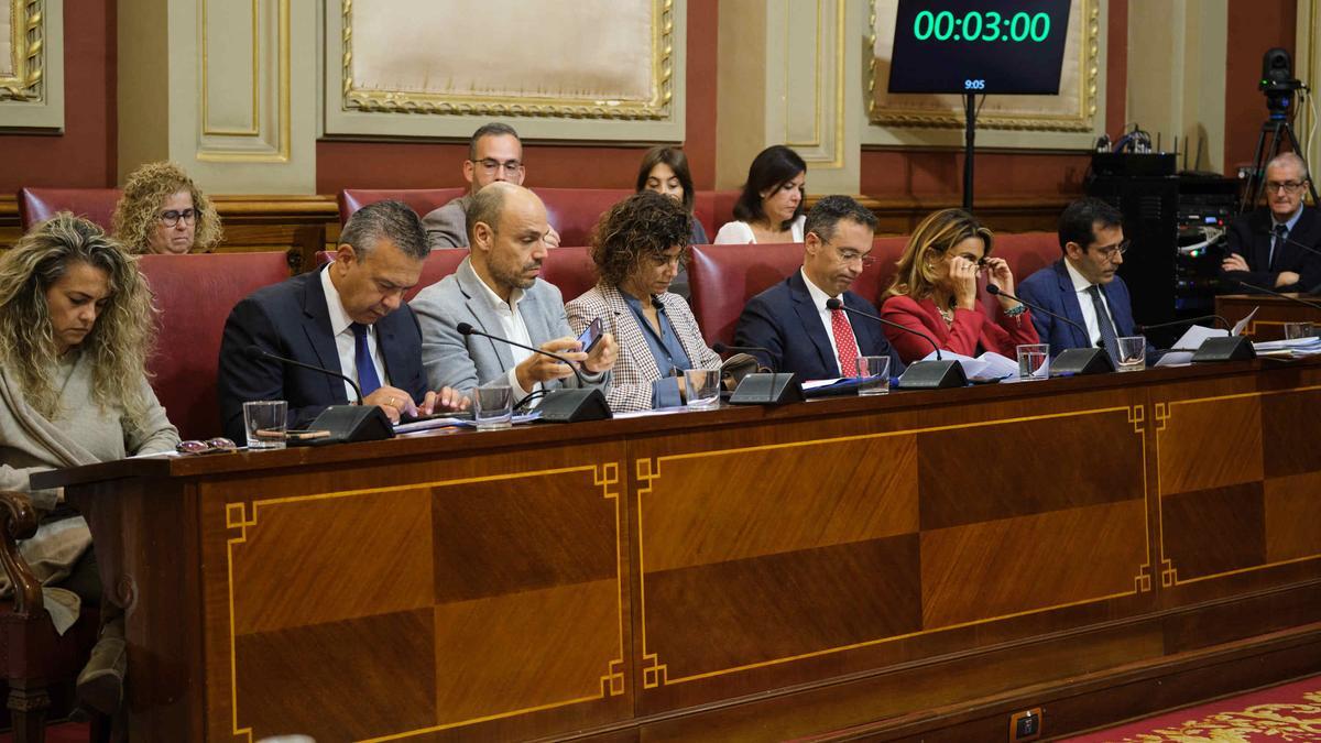 Un momento del pleno celebrado este lunes, 5 de diciembre, en el Ayuntamiento de Santa Cruz.