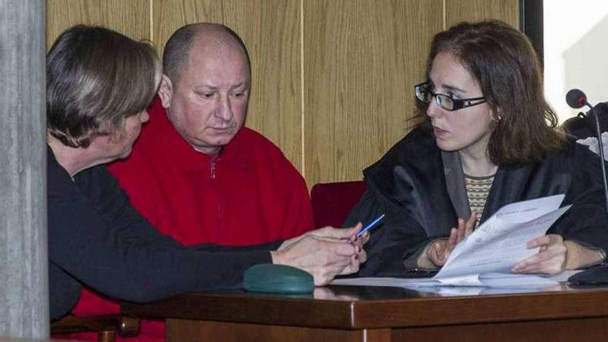 El acusado entre su abogada (dcha.) y la intérprete, en el momento del veredicto. // Cristina Graña