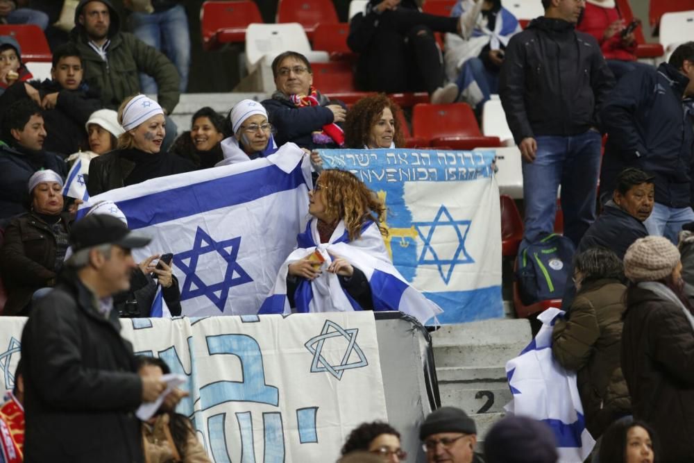 Aficionados en El Molinón durante el España-Israel