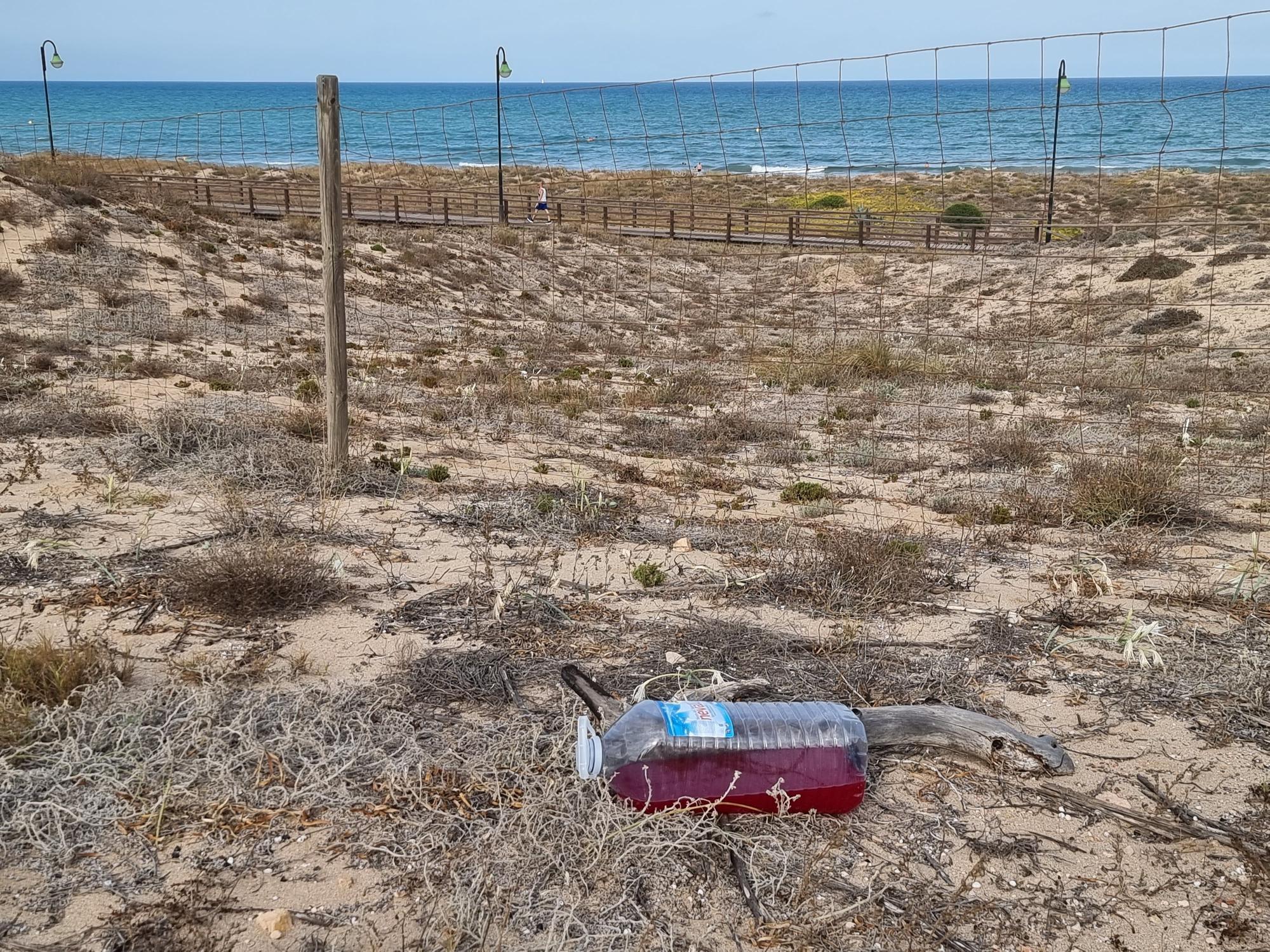 Así queda el paraje del Molino del Agua de Torrevieja tras un botellón