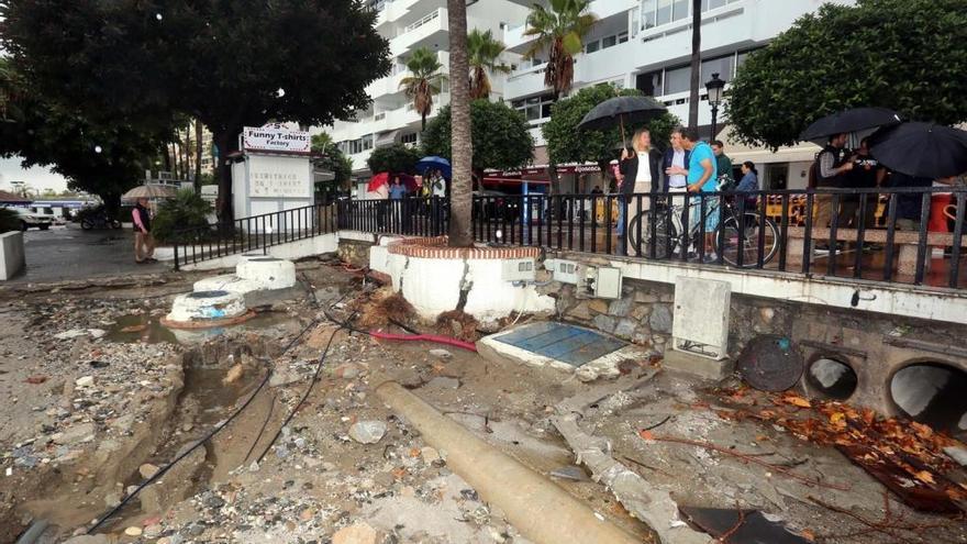 Muñoz y García vistan los desperfectos que ha ocasionado la lluvia en una de las playas de Marbella.