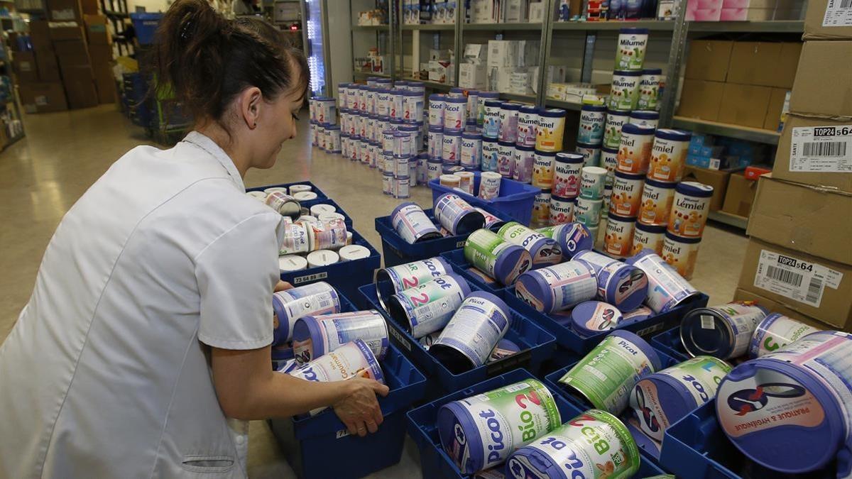 Una farmacéutica retira cajas de leche infantil en Anglet, suroeste de Francia.