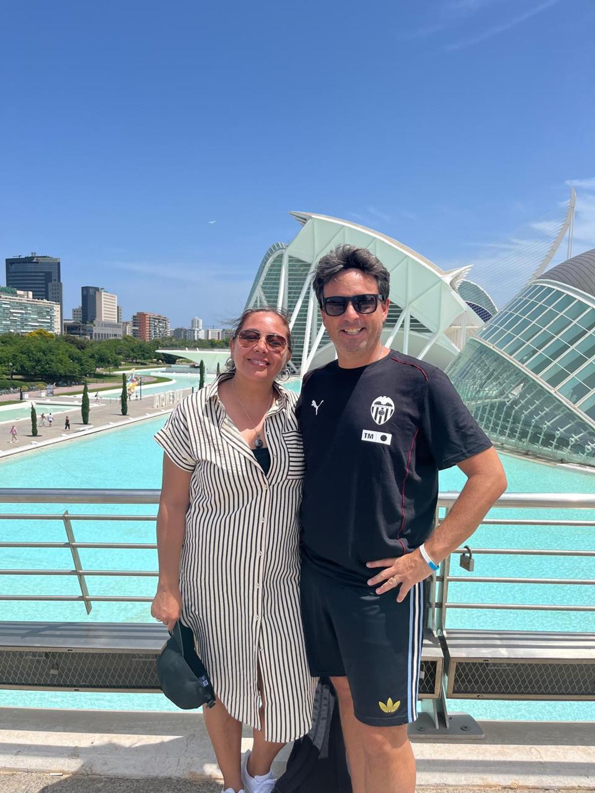 Eduardo junto a su mujer en la Ciudad de las Artes y las Ciencias.