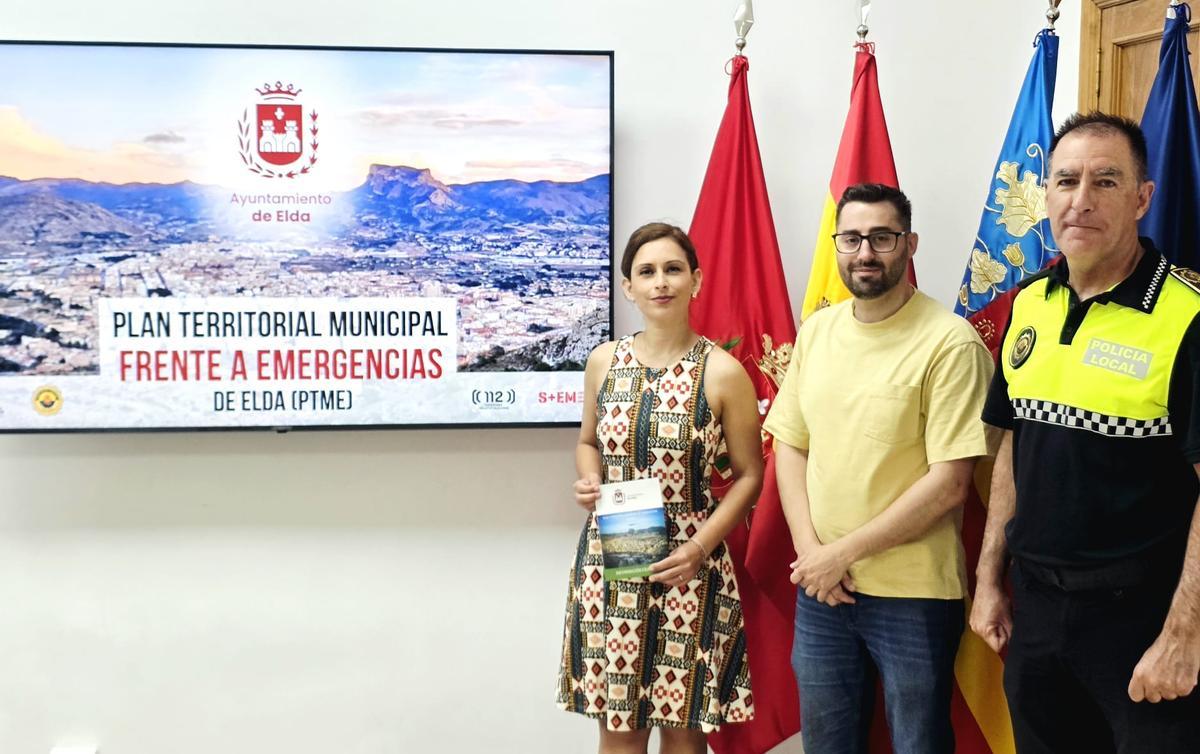 La concejala de Seguridad, Silvia Ibáñez, acompañada por el técnico que ha redactado el plan de emergencia, Alejandro Ñíguez, y el Comisario Principal de la Policía Local de Elda, Francisco Cazorla.